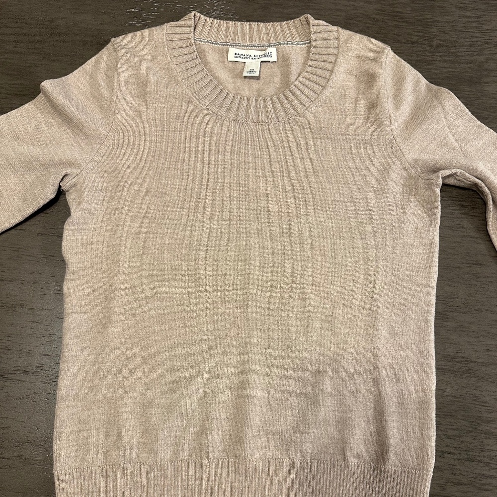 Women's oatmeal Banana Republic crewneck sweater